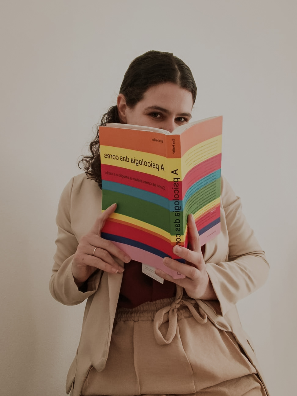 Bianca Niero com livro sobre psicologia das cores