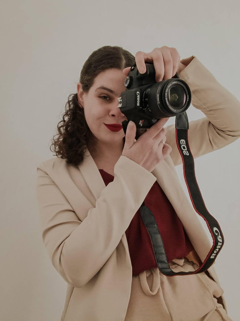 Bianca Niero fotografando com câmera profissional