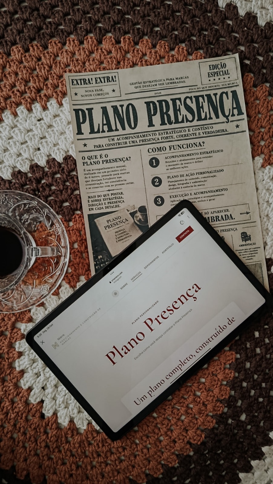 Jornal do Plano Presença e site da Niero exibido em um tablet