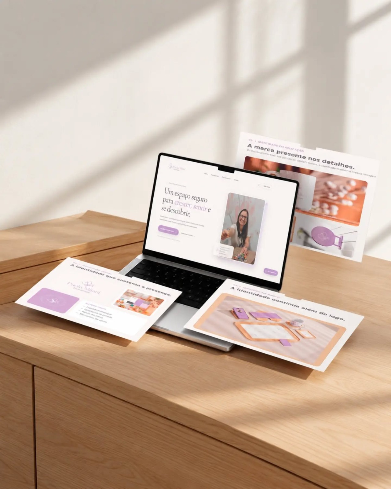 Identidade visual e site apresentados em materiais impressos e em um notebook